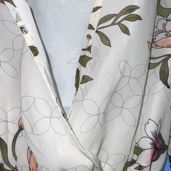 Guess Long Sleeve Blouse Women’s Size Small V Neck Ruched Crop Shirt - Picture 6 of 15